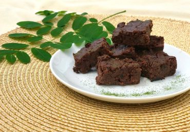 Negritos de ciruela, chocolate negro y moringa