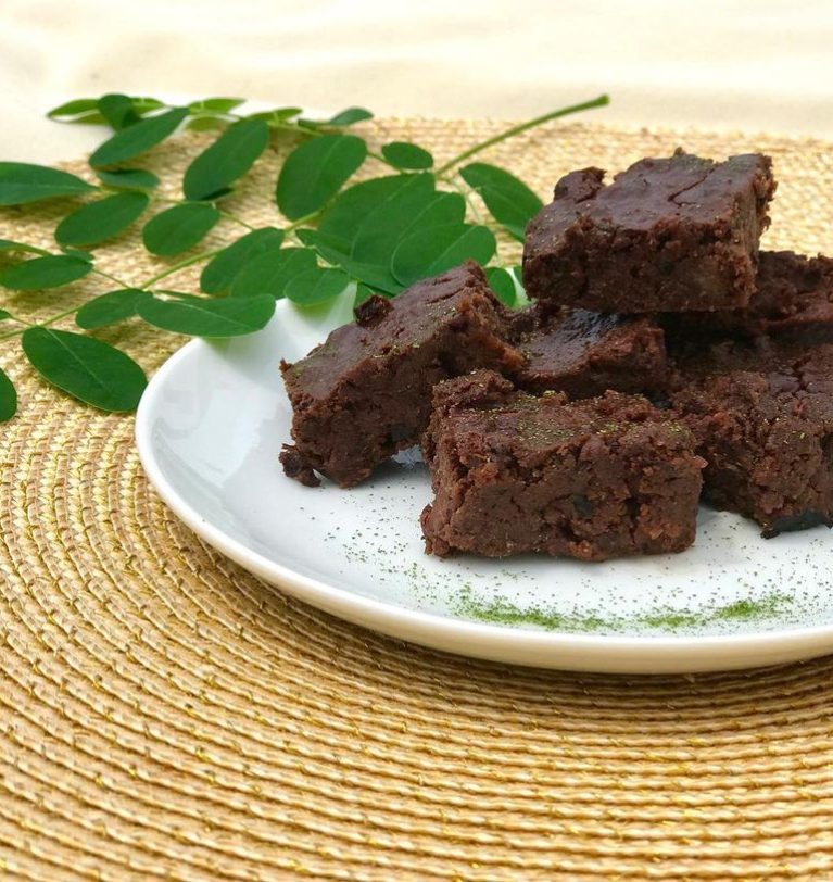 Negritos de ciruela, chocolate negro y moringa